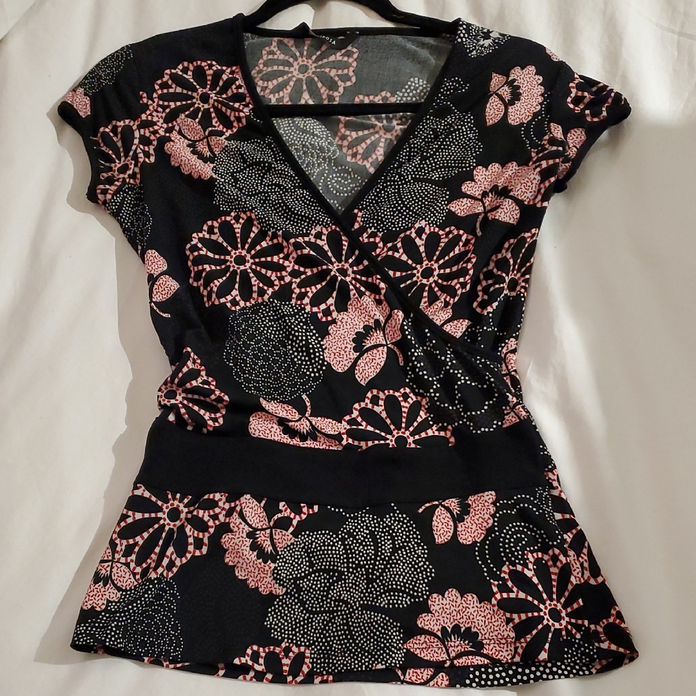 Chic blouse with a floral pattern.(Red And White) Stretchy.